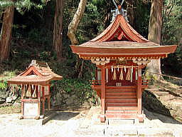 末社・神明神社(右）、杉山神社(左)