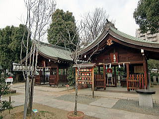 境内摂社の天満宮(右)と住吉神社(左)