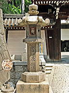 蛭子門の左右に建つ石灯籠