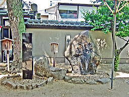 西山宗因の句碑(左)と松尾芭蕉の句碑(右)