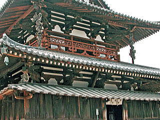 金堂の屋根を支える支柱と板葺きの裳階