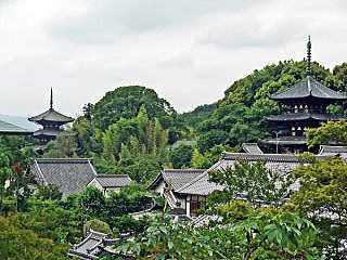 當麻寺境内に建つ東塔(左)と西塔(右)
