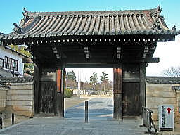 玄奘三蔵院伽藍に通じる門