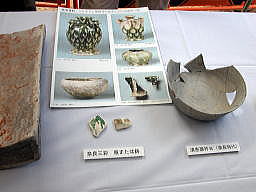 出土品。奈良三彩と奈良時代の須恵器杯
