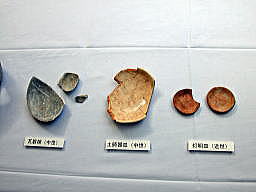 出土品。左から瓦器椀(中世)、土師器皿(中世)、灯明皿(近世