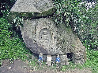 カラスの壺二尊のうち「阿弥陀仏磨崖仏」