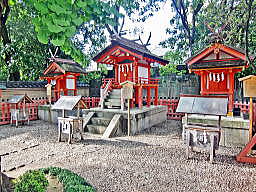 率川阿波神社を中央に、末社・春日社(右)と末社・住吉社(左)
