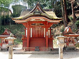 末社・比叡神社(中央)、山神神社(右）、稲荷神社(左)