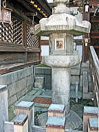 西の登竜門の傍らに建つ旧川崎東照宮の石灯篭