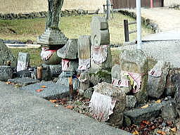 二月堂裏参道の墓石